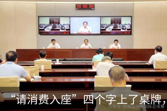 “请消费入座”四个字上了桌牌，但真正被摆上台面的，是“坐着不花钱”这件事的成本